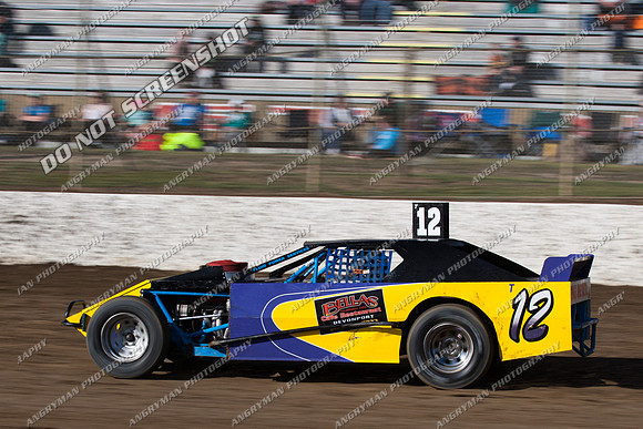 AMCA 12 T12 - 9 - Latrobe 4th December 2011 - Wyllie Tiles Fireworks-2