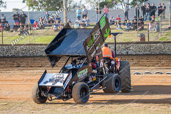 sprintcar 9 t9 chris johns - 10 - Latrobe - 28th Dec 2013-5